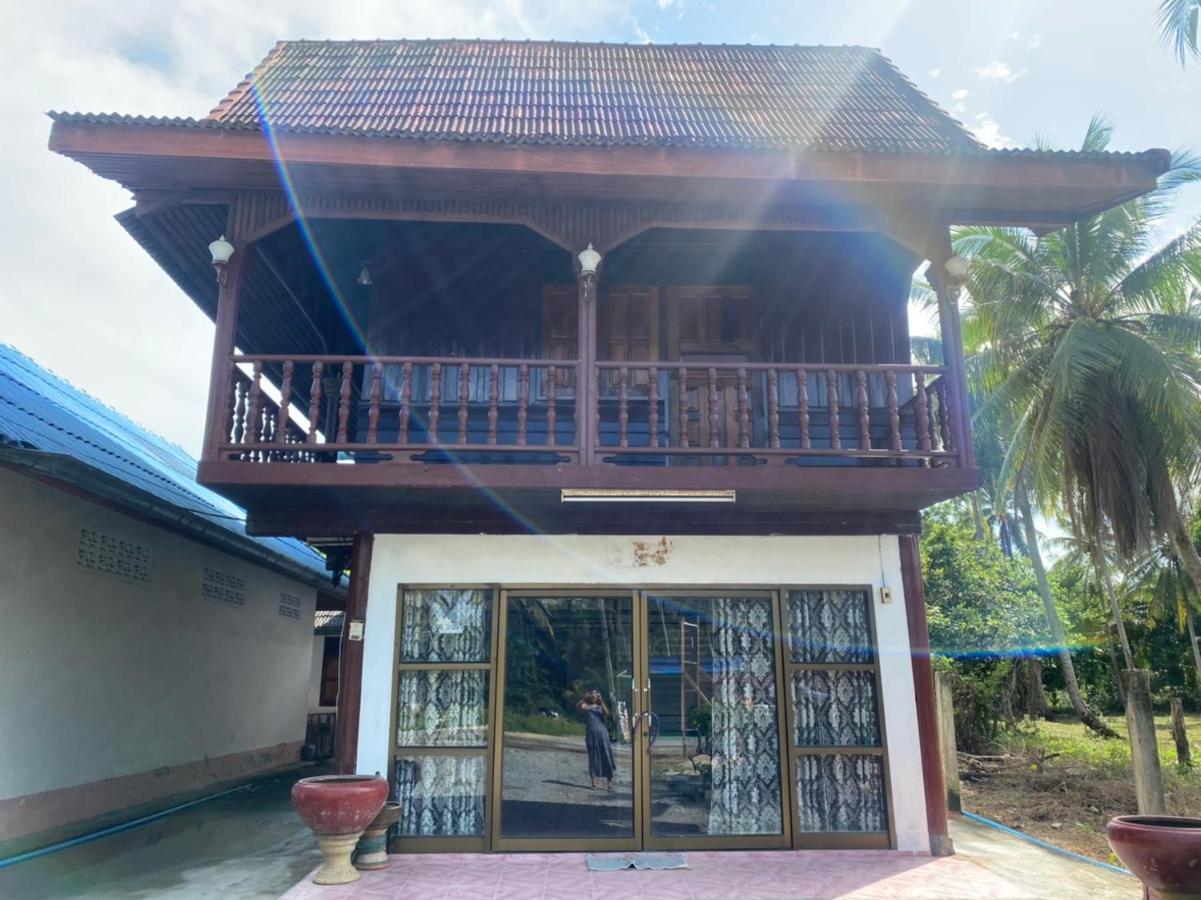 Reindeer House Wat Chedi Hotel Sichon Bagian luar foto